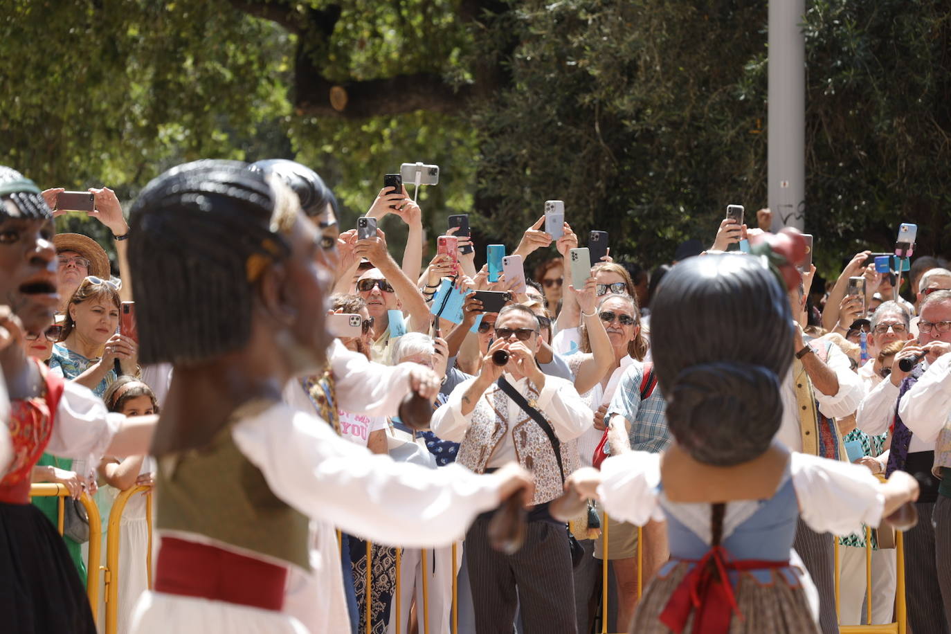 La Cabalgata del Convite llena Valencia de danza, música y color