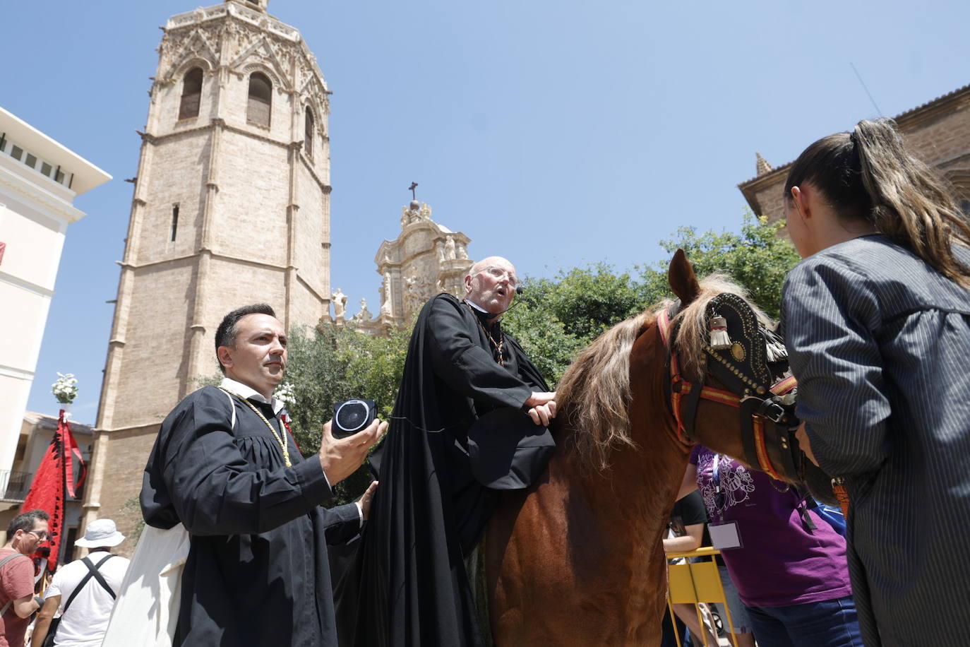 La Cabalgata del Convite llena Valencia de danza, música y color