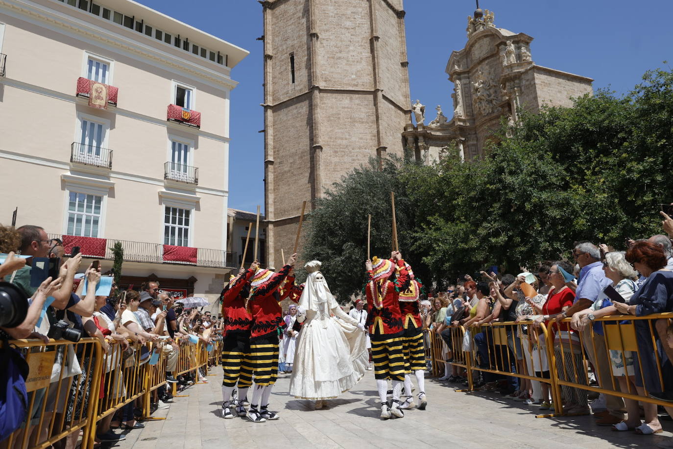 La Cabalgata del Convite llena Valencia de danza, música y color