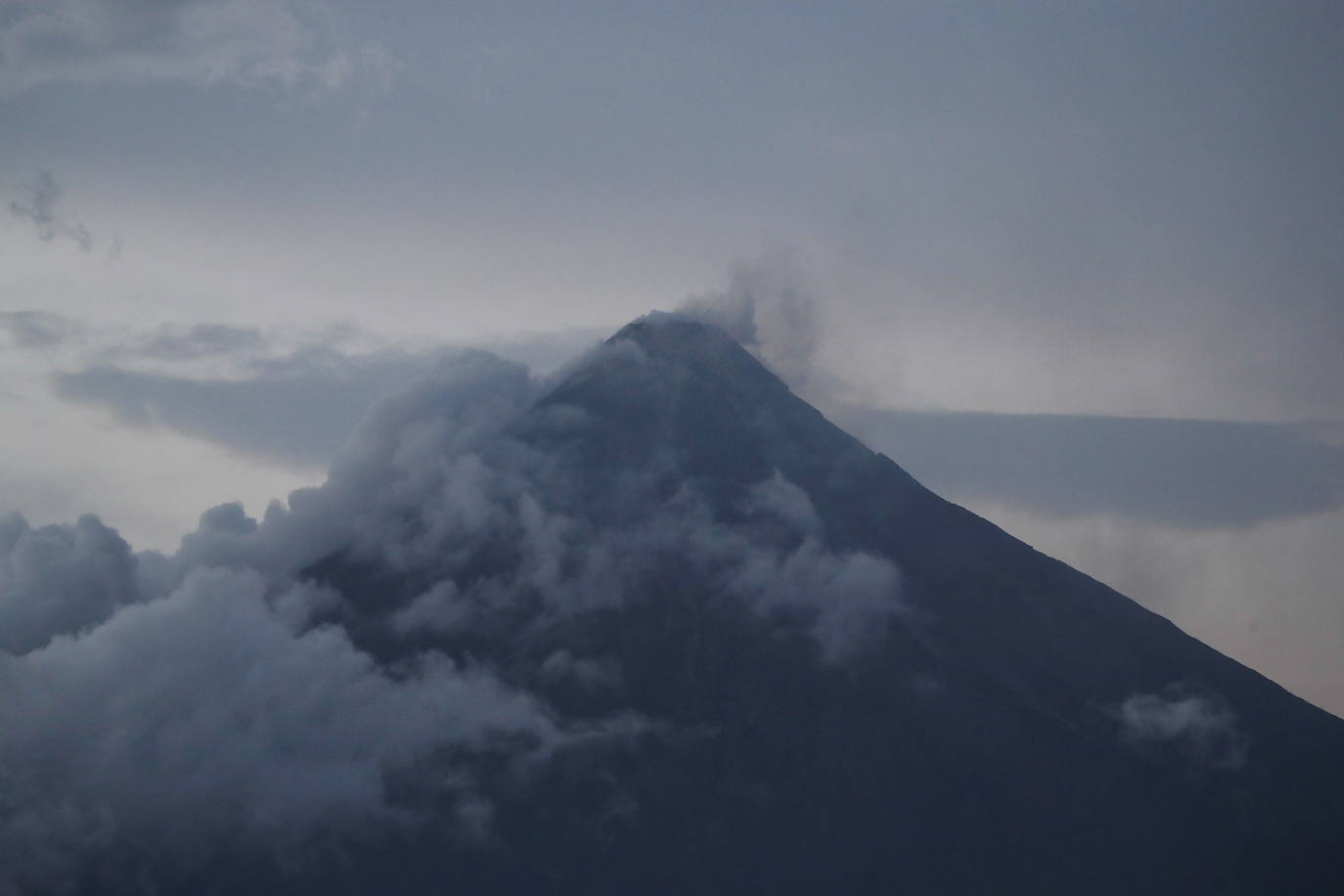 Terror por la erupción del volcán Mayón