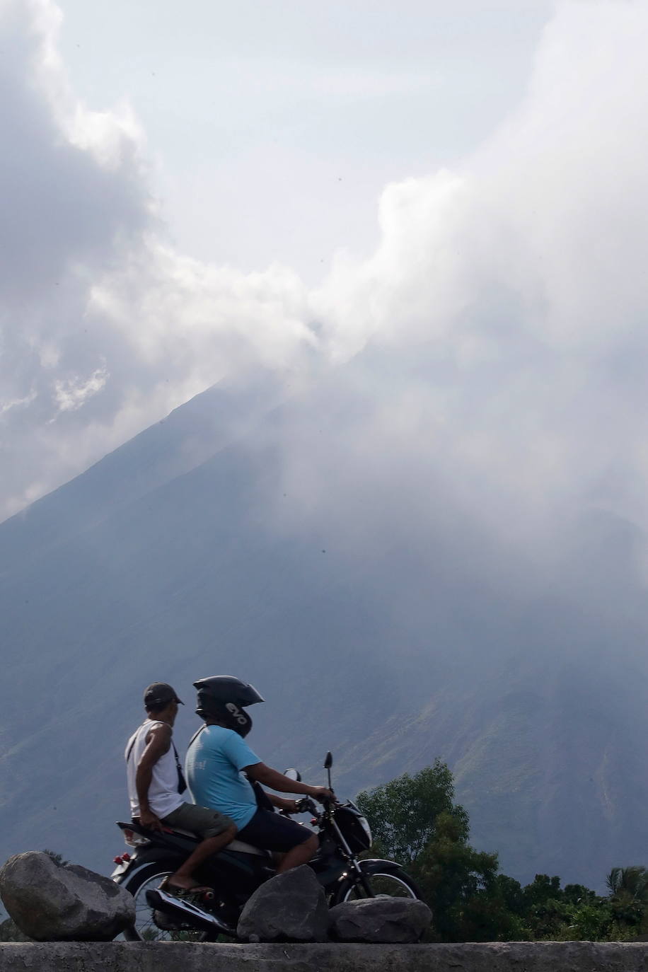 Terror por la erupción del volcán Mayón