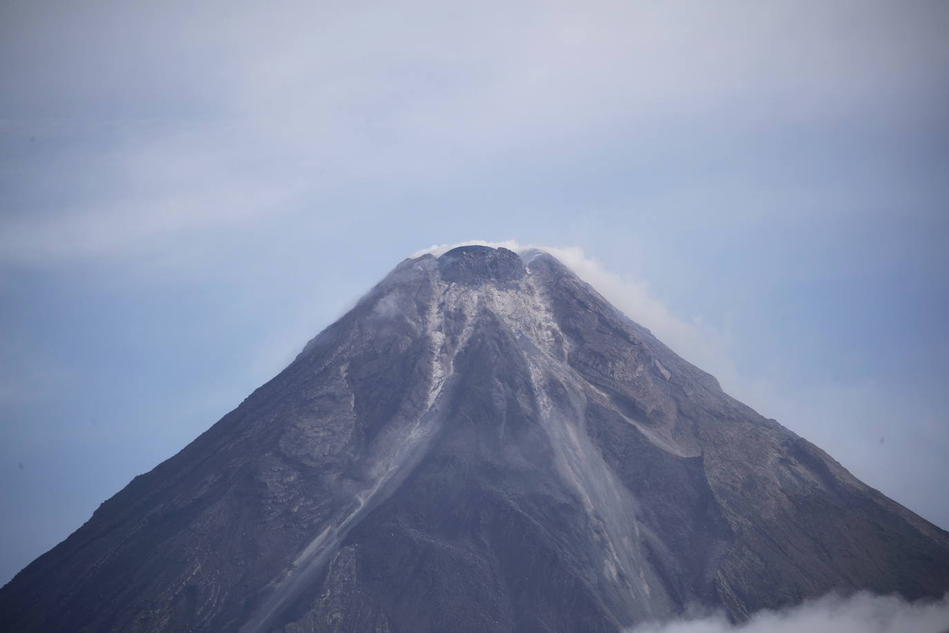 Terror por la erupción del volcán Mayón