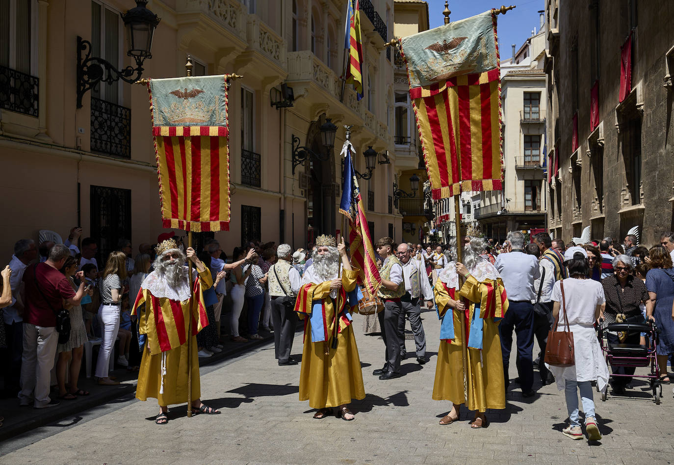 La Cabalgata del Convite llena Valencia de danza, música y color