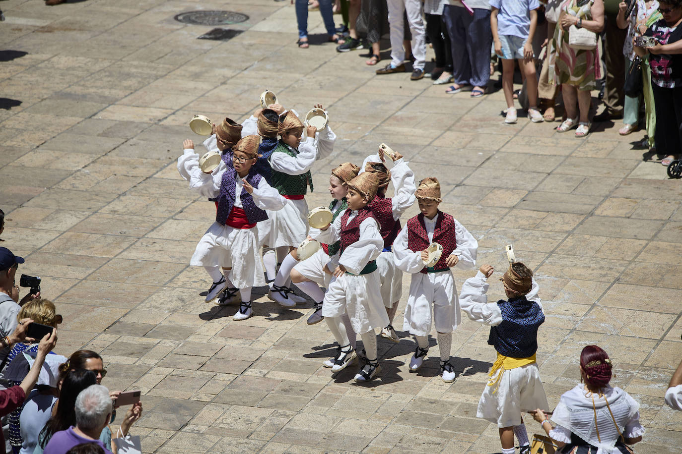 La Cabalgata del Convite llena Valencia de danza, música y color