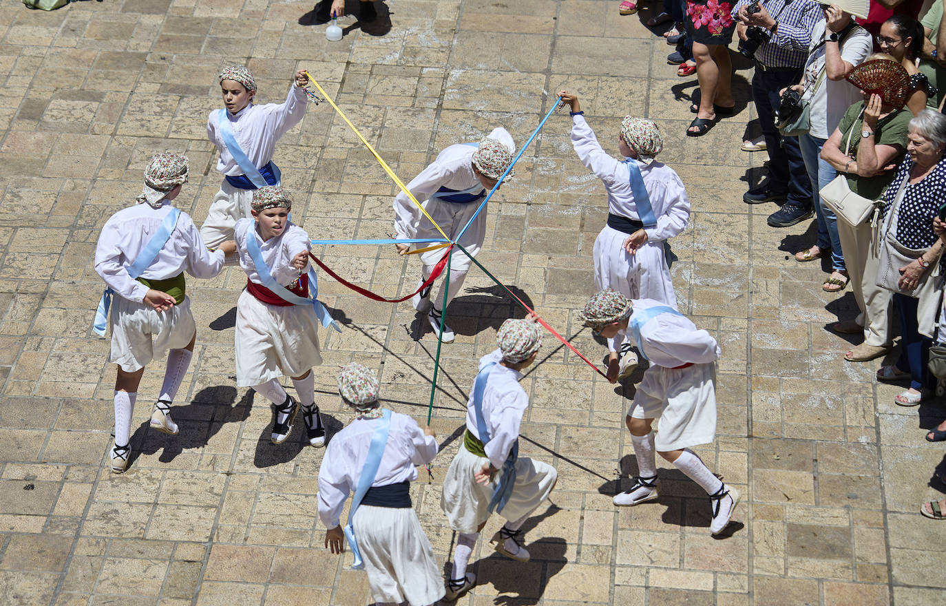 La Cabalgata del Convite llena Valencia de danza, música y color