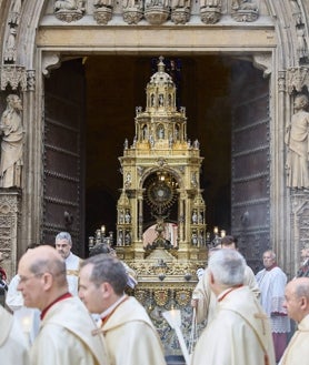 Imagen secundaria 2 - La procesión del Corpus Christi ha cerrado los actos de la 'Festa Grossa' de Valencia.