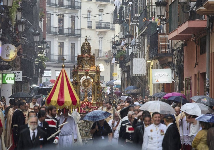 Imagen principal - La procesión del Corpus Christi ha cerrado los actos de la 'Festa Grossa' de Valencia.