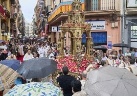 Los paraguas se han abierto ante la fuerte lluvia que ha caído en mitad de la procesión del Corpus Christie.
