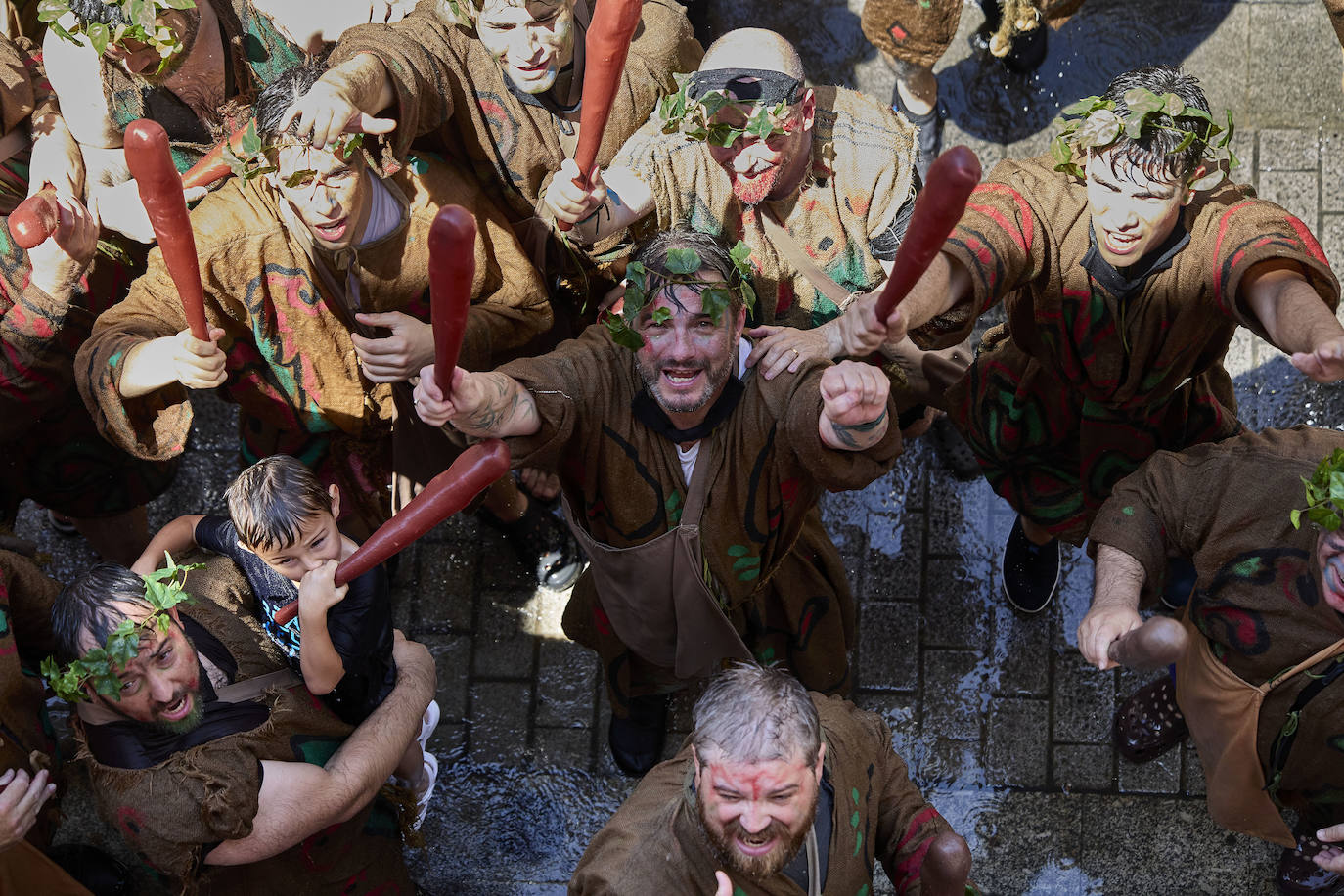 La Cabalgata del Convite llena Valencia de danza, música y color