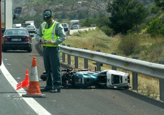 Un agente de la Guardia Civil junto al vehículo accidentado de un motorista, en La Marina, en una imagen de archivo.