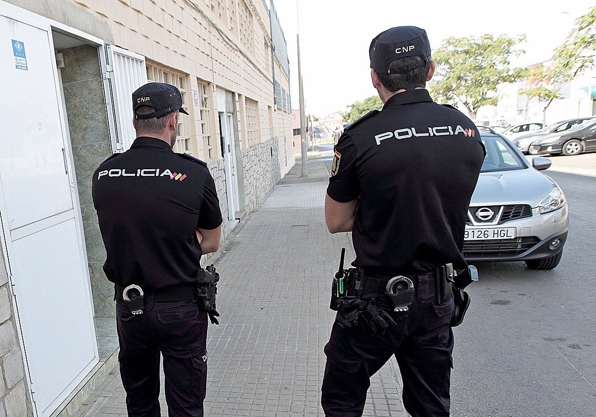 Agentes de la Policía Nacional, de espaldas, en una imagen de archivo.