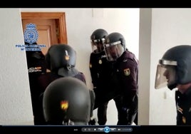 Agentes de la Policía Nacional, durante la redada antidroga.