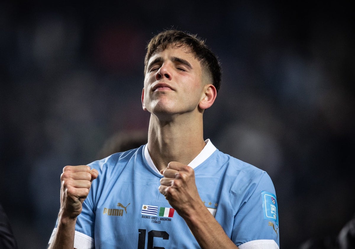 Facundo González, celebrando su triunfo en el Mundial sub-20 con Uruguay.