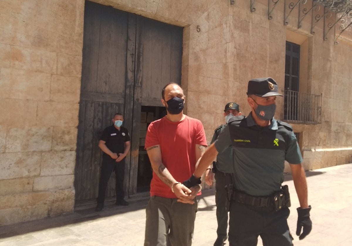 Jesús A., detenido por matar a Héctor C., a su salida hace dos años de los juzgados de Xàtiva.