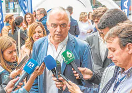 González Pons atiende a los medios en la última campaña electoral.