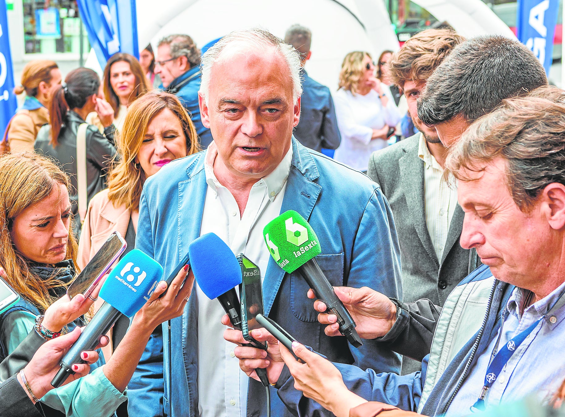 González Pons atiende a los medios en la última campaña electoral.