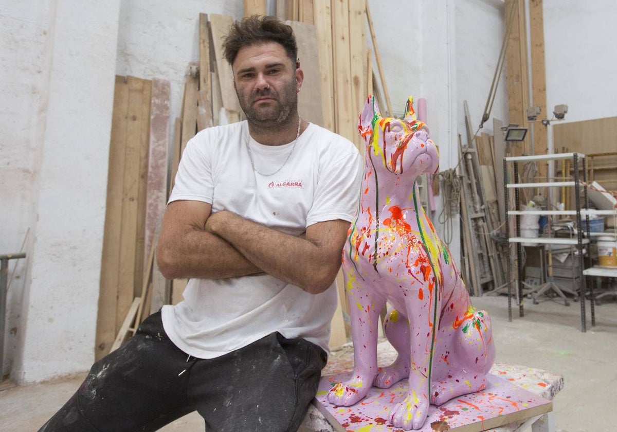 Manolo Algarra Viguer, en el taller de Ciudad del Artista Fallero.