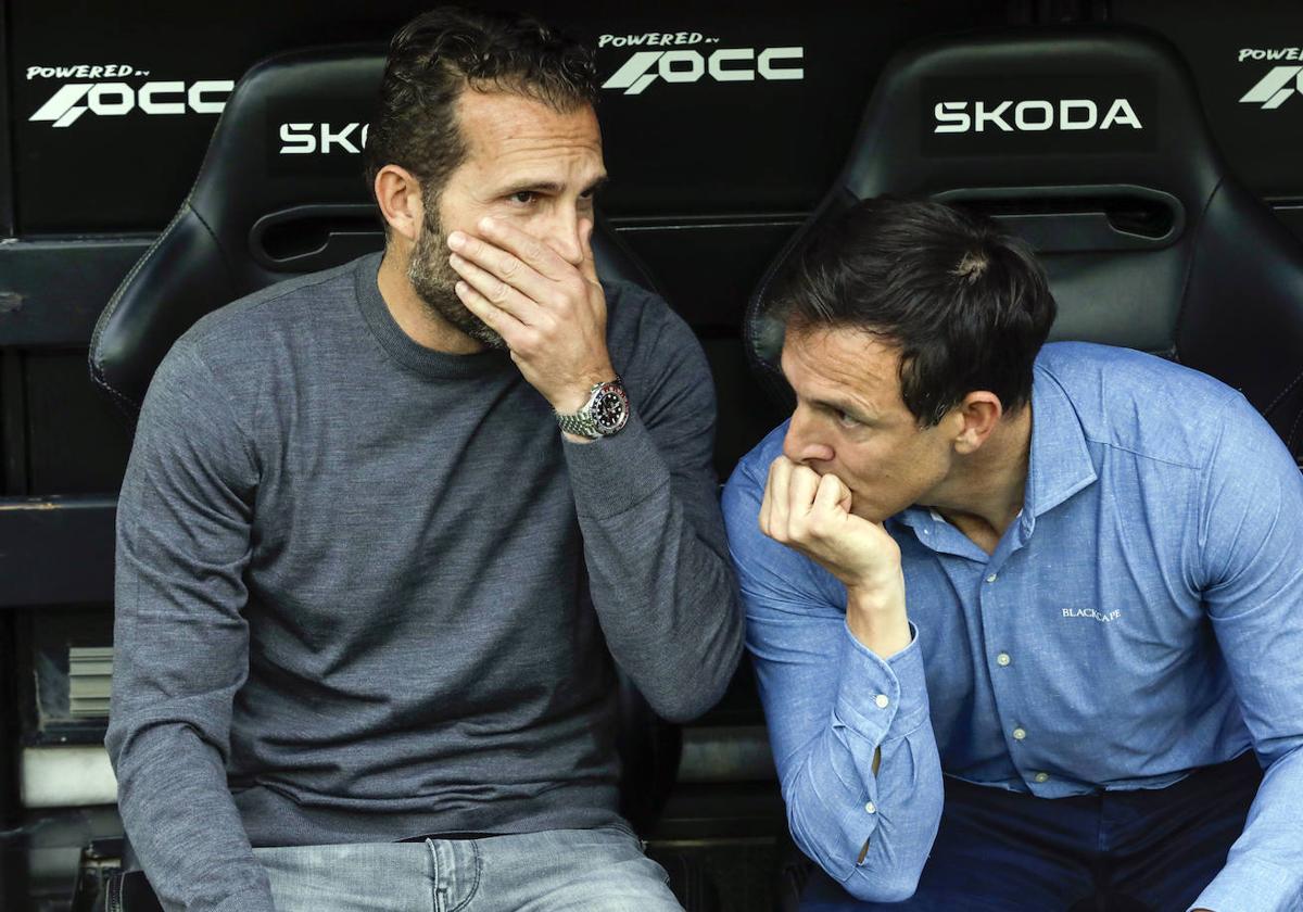 Rubén Baraja y Carlos Marchena hablan en el banquillo durante un partido de esta temporada en Mestalla.