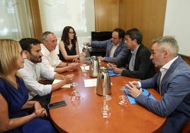 Mazón, Pérez Llorca y Barrachina (PP), en la mesa de negociación en Les Corts con Baldoví, Mas, Marzà y Amigó.