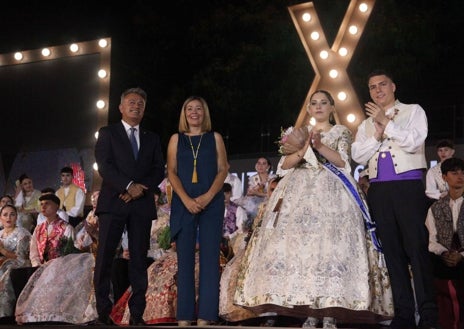 Imagen secundaria 1 - Varias imágenes de la proclamación de la reina de les Fogueres.