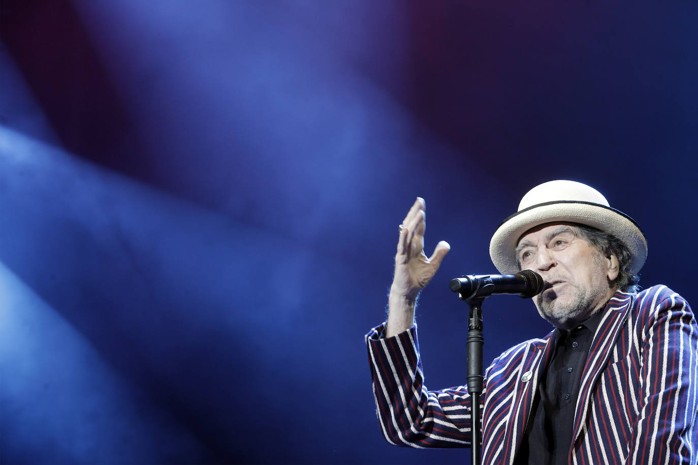 Joaquín Sabina desafía a la lluvia en su concierto en Valencia y celebra «estar vivo»