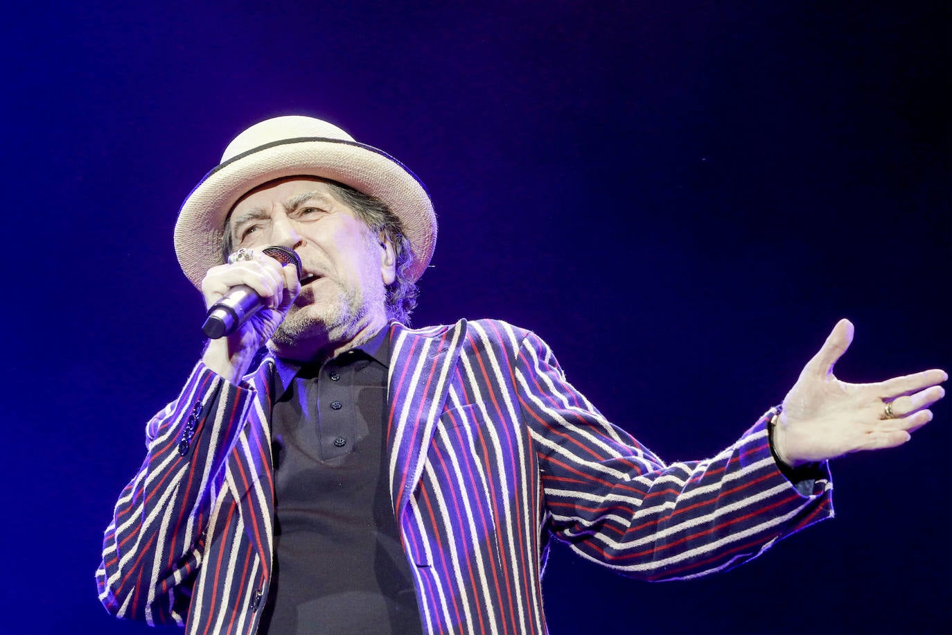 Joaquín Sabina desafía a la lluvia en su concierto en Valencia y celebra «estar vivo»