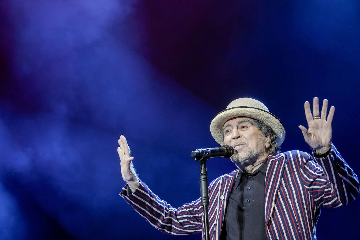 Joaquín Sabina desafía a la lluvia en su concierto en Valencia y celebra «estar vivo»