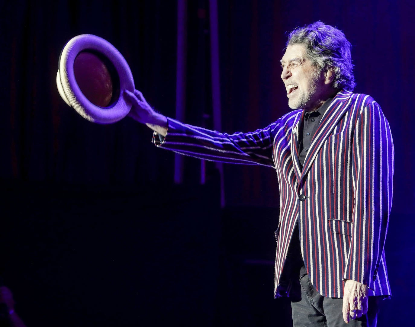 Joaquín Sabina desafía a la lluvia en su concierto en Valencia y celebra «estar vivo»