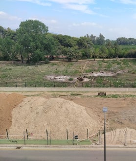 Imagen secundaria 2 - Una imagen virtual de cómo debe quedar la zona y dos fotos de cómo está la zona ahora, que ya tendrían que estar acabas las obras. 