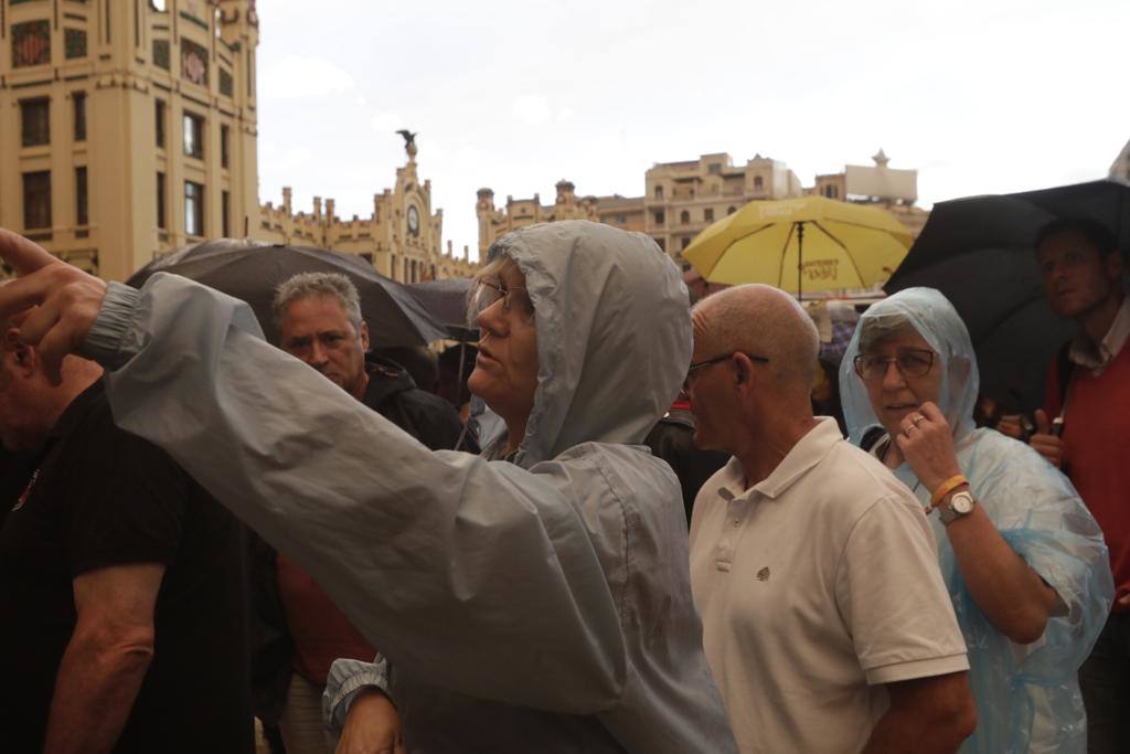 Joaquín Sabina desafía a la lluvia en su concierto en Valencia y celebra «estar vivo»