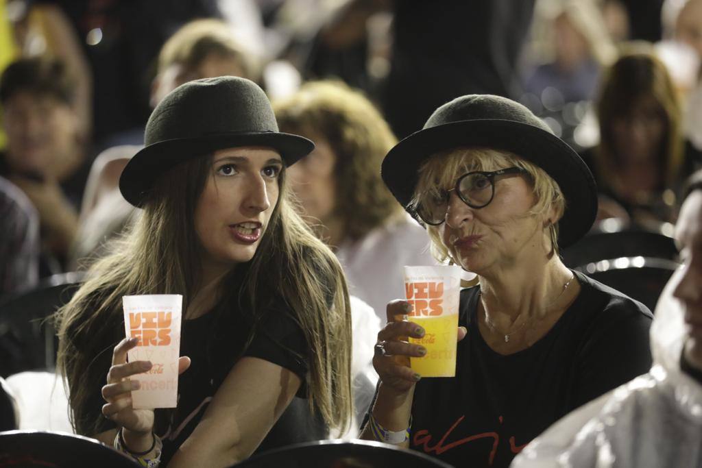 Joaquín Sabina desafía a la lluvia en su concierto en Valencia y celebra «estar vivo»