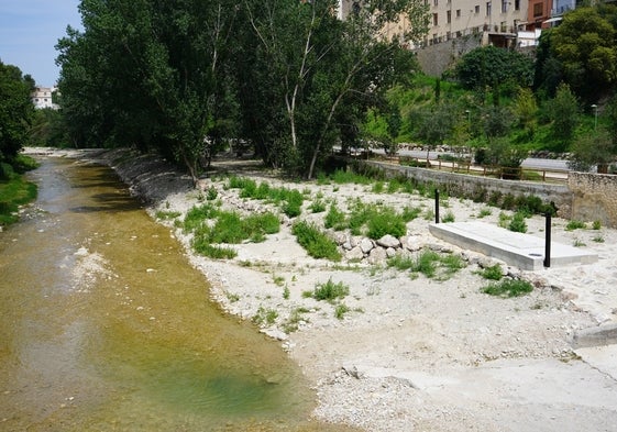 Uno de los aliviaderos instalados junto al cauce del río Clariano.