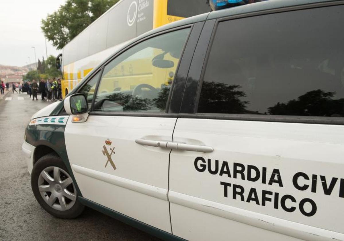 Control de la guardia civil a los autobuses escolares, en una imagen de archivo.