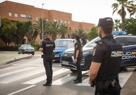 Efectivos en la redada controlan uno de los accesos al barrio.