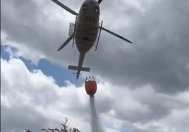 Momento de una de las descargas del incendio de Torre d'en Besora.