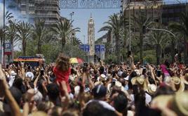 Mascletà de Hogueras en la plaza Luceros de Alicante.