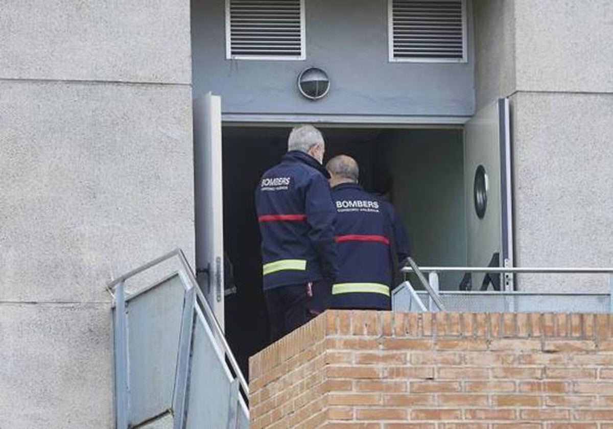 Bomberos en las instalaciones de Moncada.