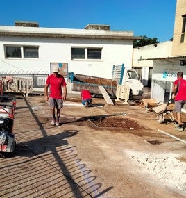 Obras en la piscina de l'Alcúdia.