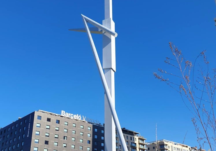 Escultura de El Parotet, que ha perdido el color azul, y hierbas en la zona de jardinería.