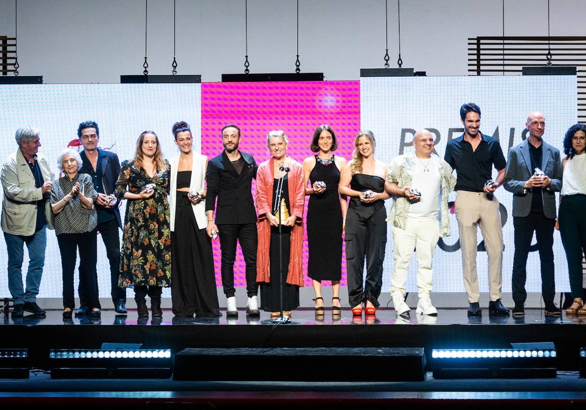 Foto de familia de los premiados y participantes en la gala.