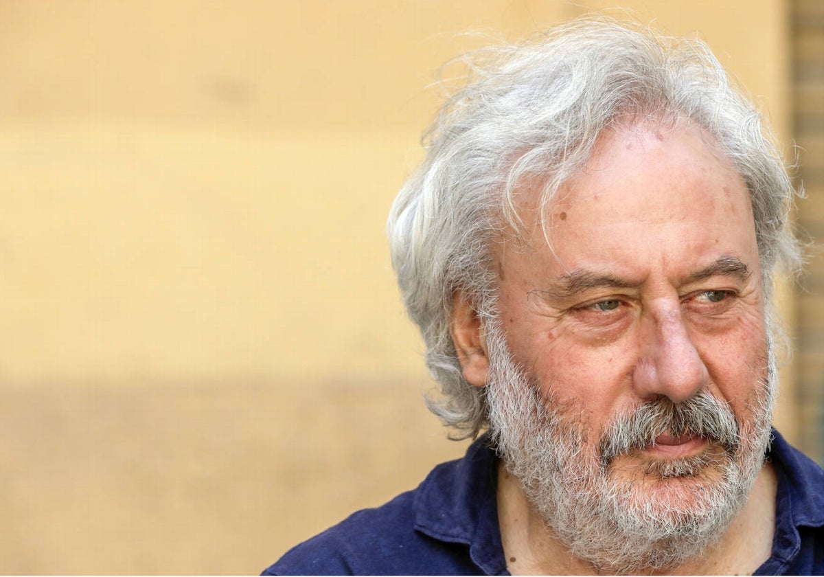 El escritor Julio Llamazares durante la conversación con LAS PROVINCIAS en la terraza de un bar del centro de Valencia.