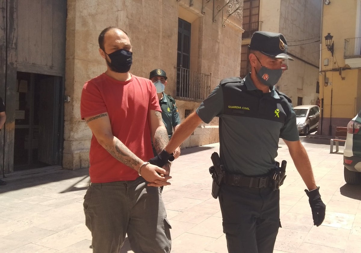 El acusado del crimen de Torrella a su salida de los juzgados de Xàtiva.