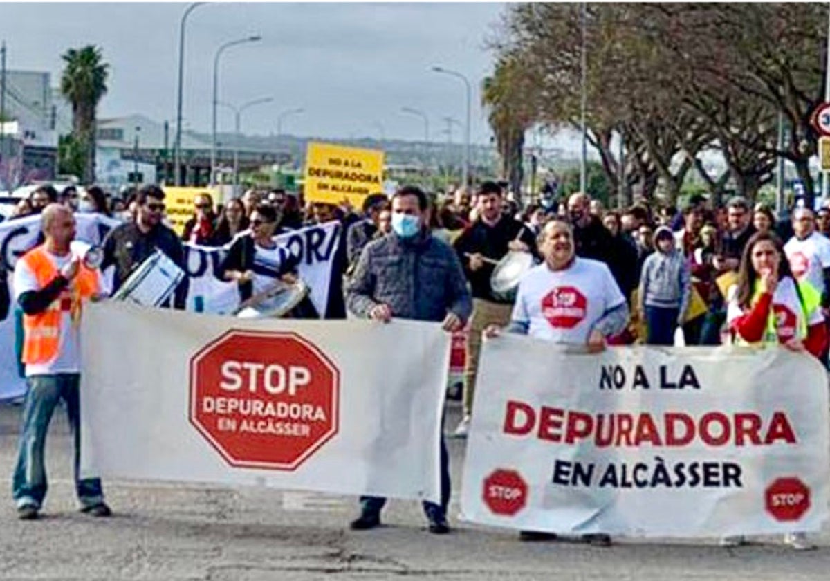 La Associació No a la Mega-Depuradora en Alcàsser.