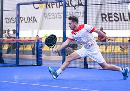 José Rico, durante un partido de pádel.