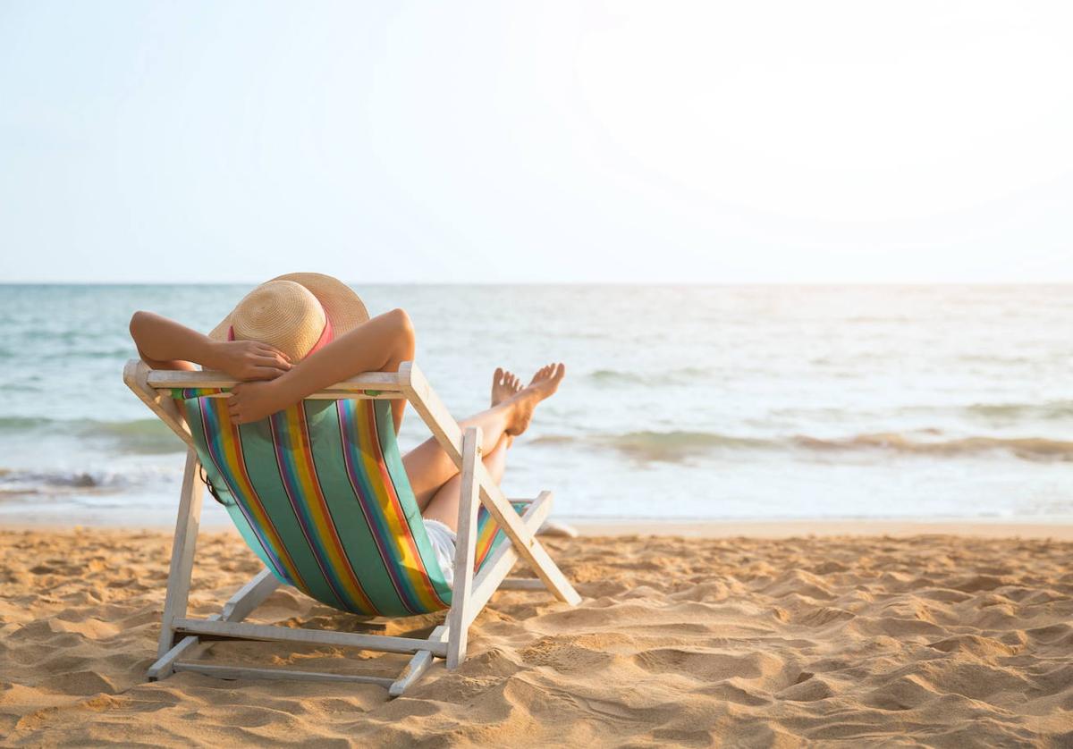 Una mujer disfruta de un día de playa.