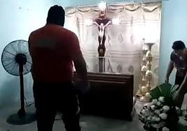 Una mujer despierta en mitad de su velatorio