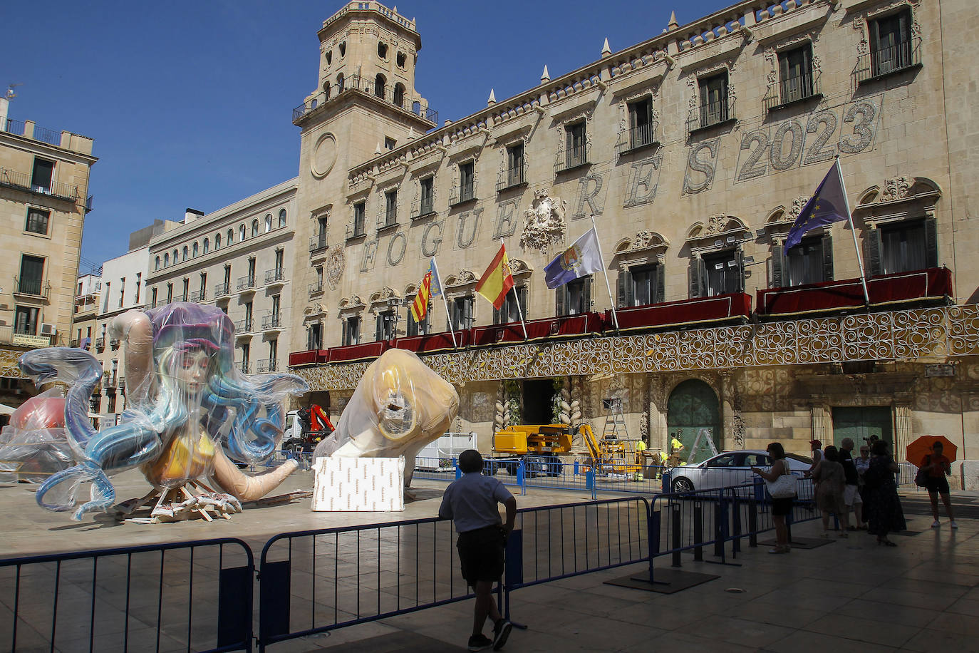 Las primeras piezas del monumento oficial ya se encuentran en la plaza del ayuntamiento de Alicante