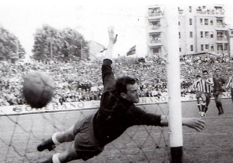 Imagen principal - La primera foto es del gol de penalti de Serafín en Vallejo. La segunda la celebración de Preciado en Jerez y la tercera Camacho felicita a Riga tras marcarle al Lleida.