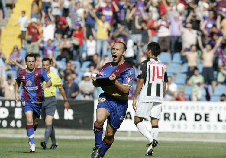 Juanlu celebra uno de los tres goles que le hizo el Levante al Castellón.