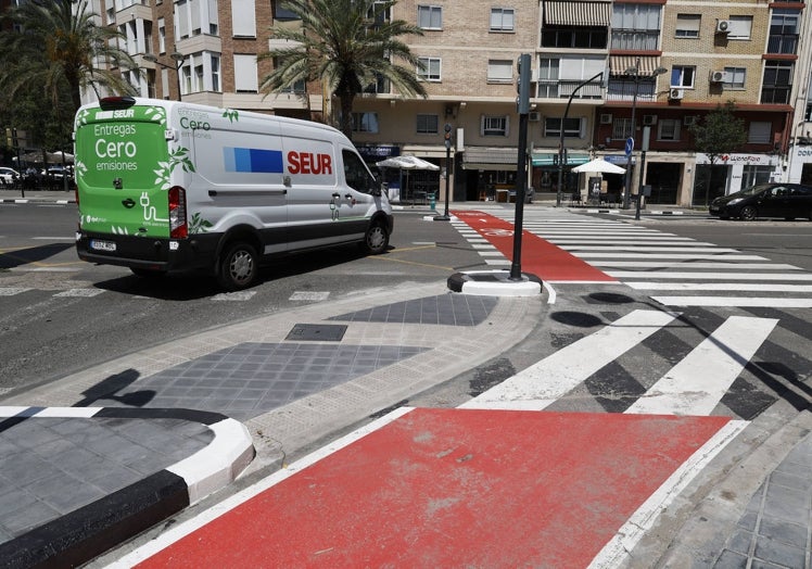 El conductor de esta furgoneta no tiene ángulo para ver a los ciclistas o usuarios de patinete que le llegan por su derecha.